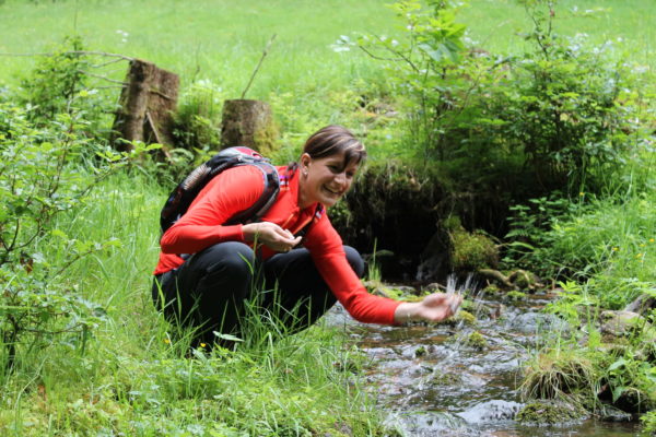 Wanderer am Bachlauf